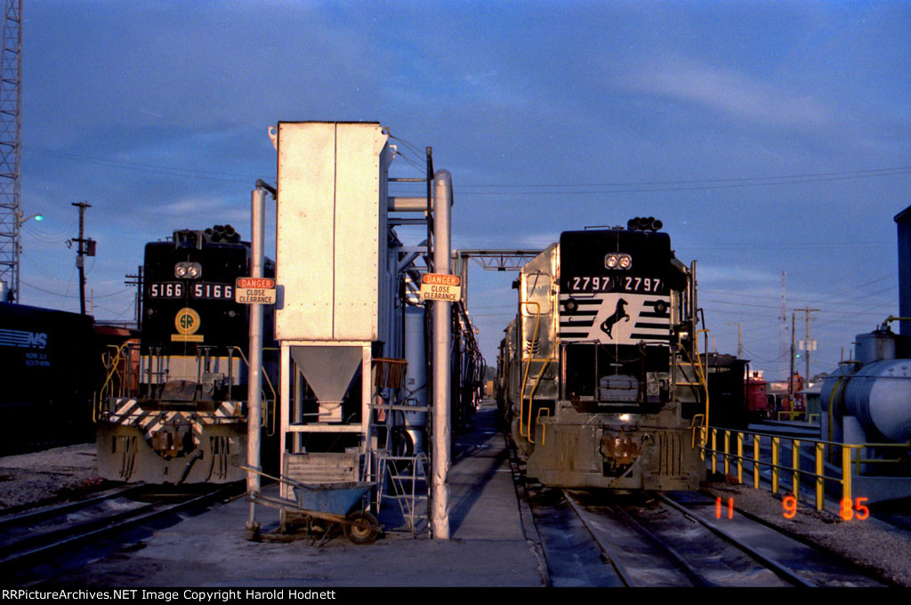 SOU 5166 & NS 2797 at the fuel racks late in the afternoon